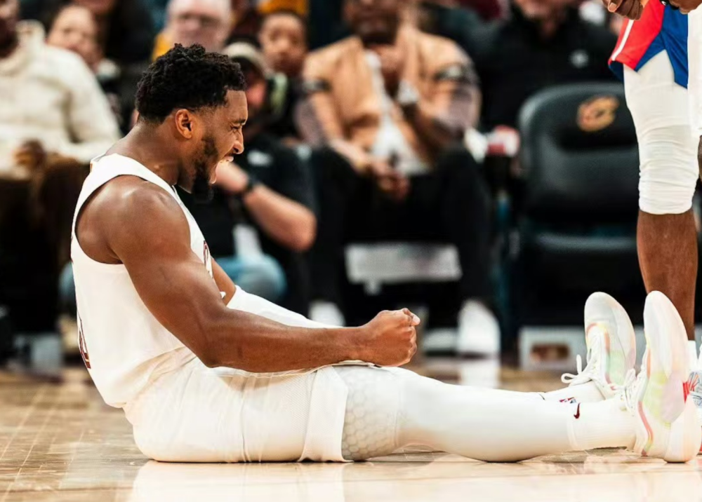 浙江队翻盘骑士，米切尔点燃赛场